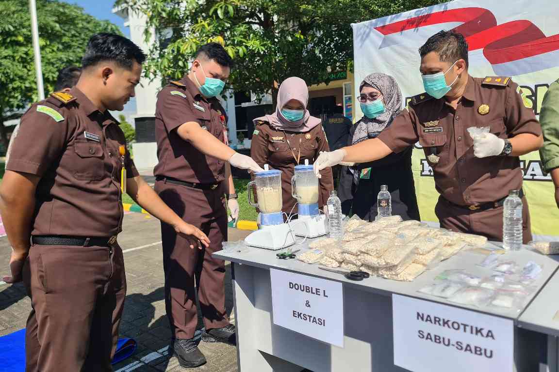 Pemusnahan sabu dan pil koplo oleh Kejari Kota Mojokerto