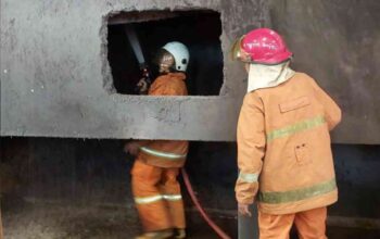 Petugas BPBD Mojokerto memadamkan api di pabrik kayu