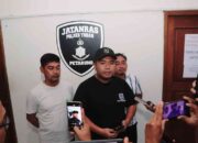 Polisi melakukan olah TKP di lokasi penemuan mayat perempuan muda di sawah Desa Mulyoagung, Tuban