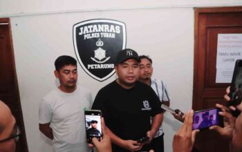Polisi melakukan olah TKP di lokasi penemuan mayat perempuan muda di sawah Desa Mulyoagung, Tuban