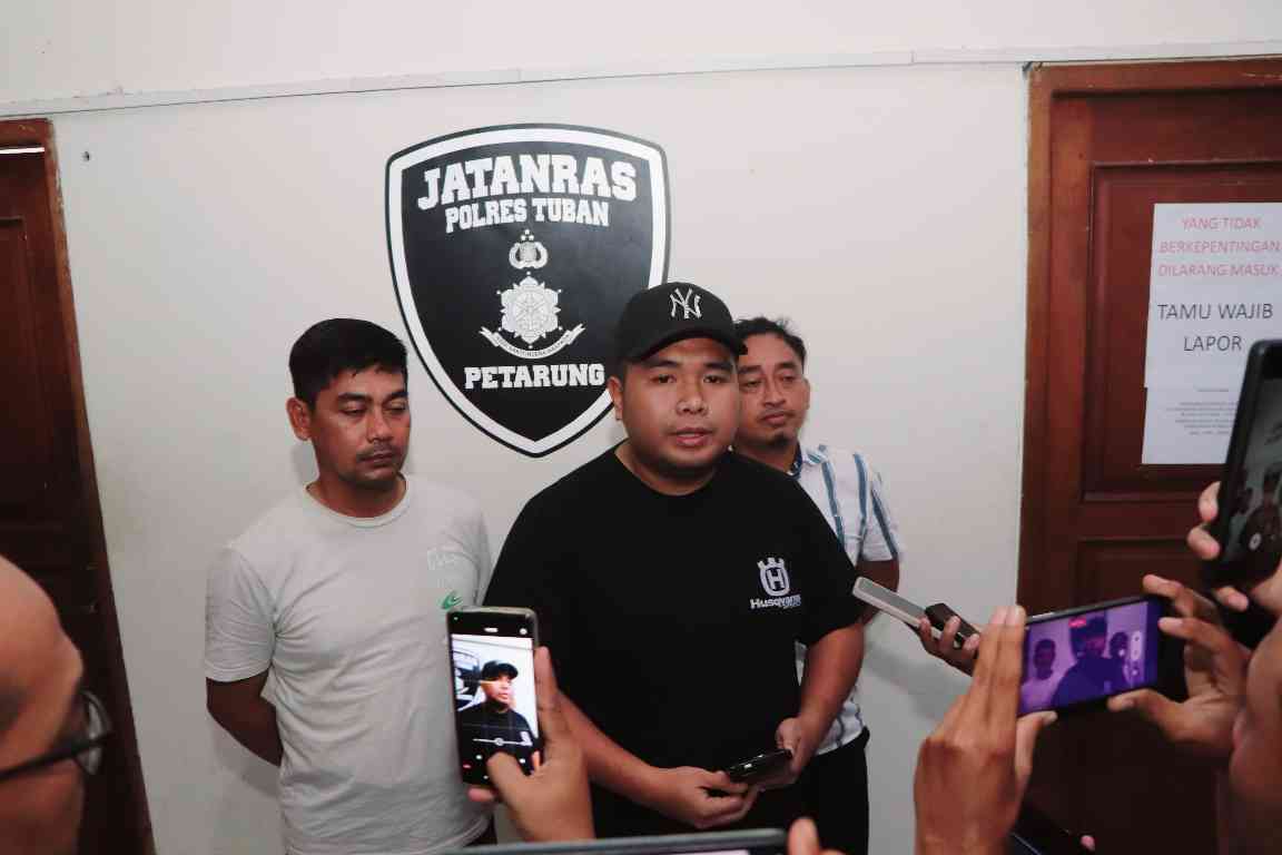 Polisi melakukan olah TKP di lokasi penemuan mayat perempuan muda di sawah Desa Mulyoagung, Tuban