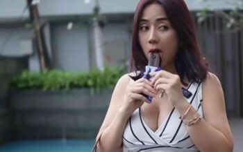Tante Ernie, makan es krim, netizen gagal fokus, video viral Tante Ernie