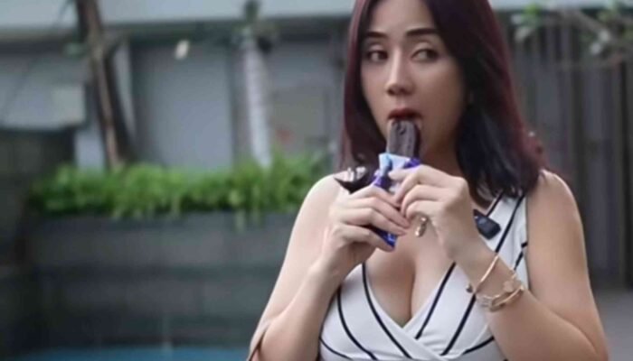 Tante Ernie Makan Es Krim, Netizen Gagal Fokus Lihat Gaya Manjanya