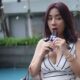 Tante Ernie, makan es krim, netizen gagal fokus, video viral Tante Ernie