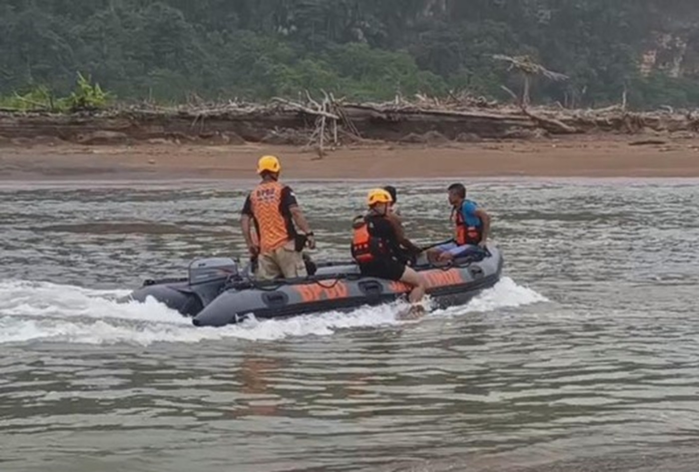 ombak pacitan, pantai pancer dorr, korban tenggelam pacitan, bpbd pacitan, sar pacitan, bocah tenggelam pacitan, wisata pacitan, ombak besar pacitan