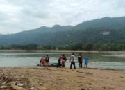 Tim SAR dan warga saat melakukan pencarian wisatawan terseret ombak di Pantai Pancer Dorr Pacitan