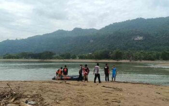 Tim SAR dan warga saat melakukan pencarian wisatawan terseret ombak di Pantai Pancer Dorr Pacitan