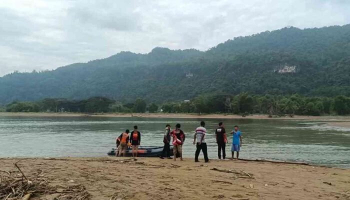 Wisatawan Mojokerto Tewas Terseret Ombak di Pantai Pancer Dorr Pacitan, Tiga Anak Masih Hilang