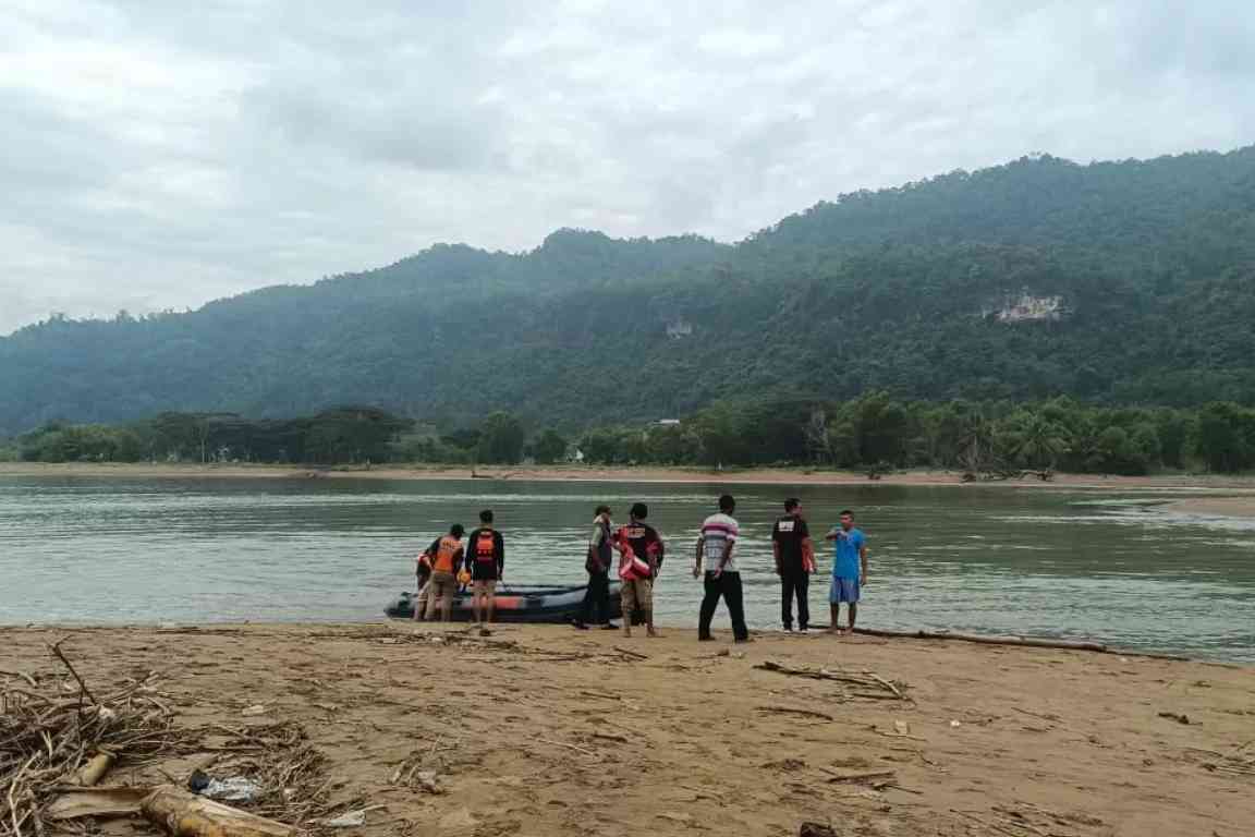 Tim SAR dan warga saat melakukan pencarian wisatawan terseret ombak di Pantai Pancer Dorr Pacitan
