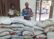 Petugas Bareskrim Polri saat menggerebek gudang penyimpanan beras yang diduga dioplos dengan beras mutu rendah, Jakarta, Juli 2025.