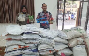 Petugas Bareskrim Polri saat menggerebek gudang penyimpanan beras yang diduga dioplos dengan beras mutu rendah, Jakarta, Juli 2025.