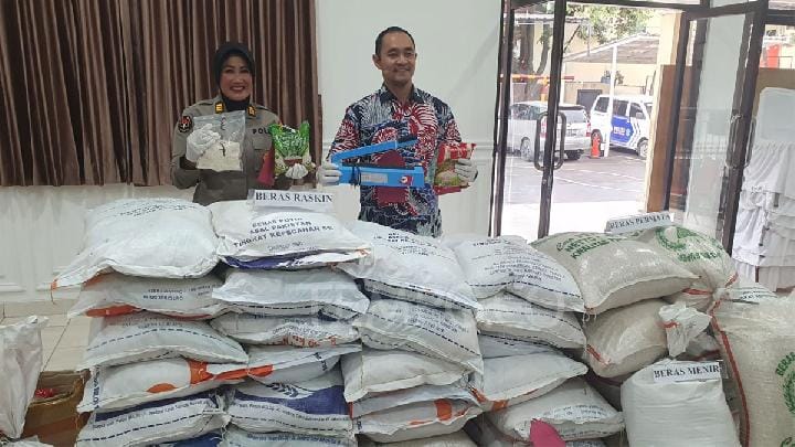 Petugas Bareskrim Polri saat menggerebek gudang penyimpanan beras yang diduga dioplos dengan beras mutu rendah, Jakarta, Juli 2025.