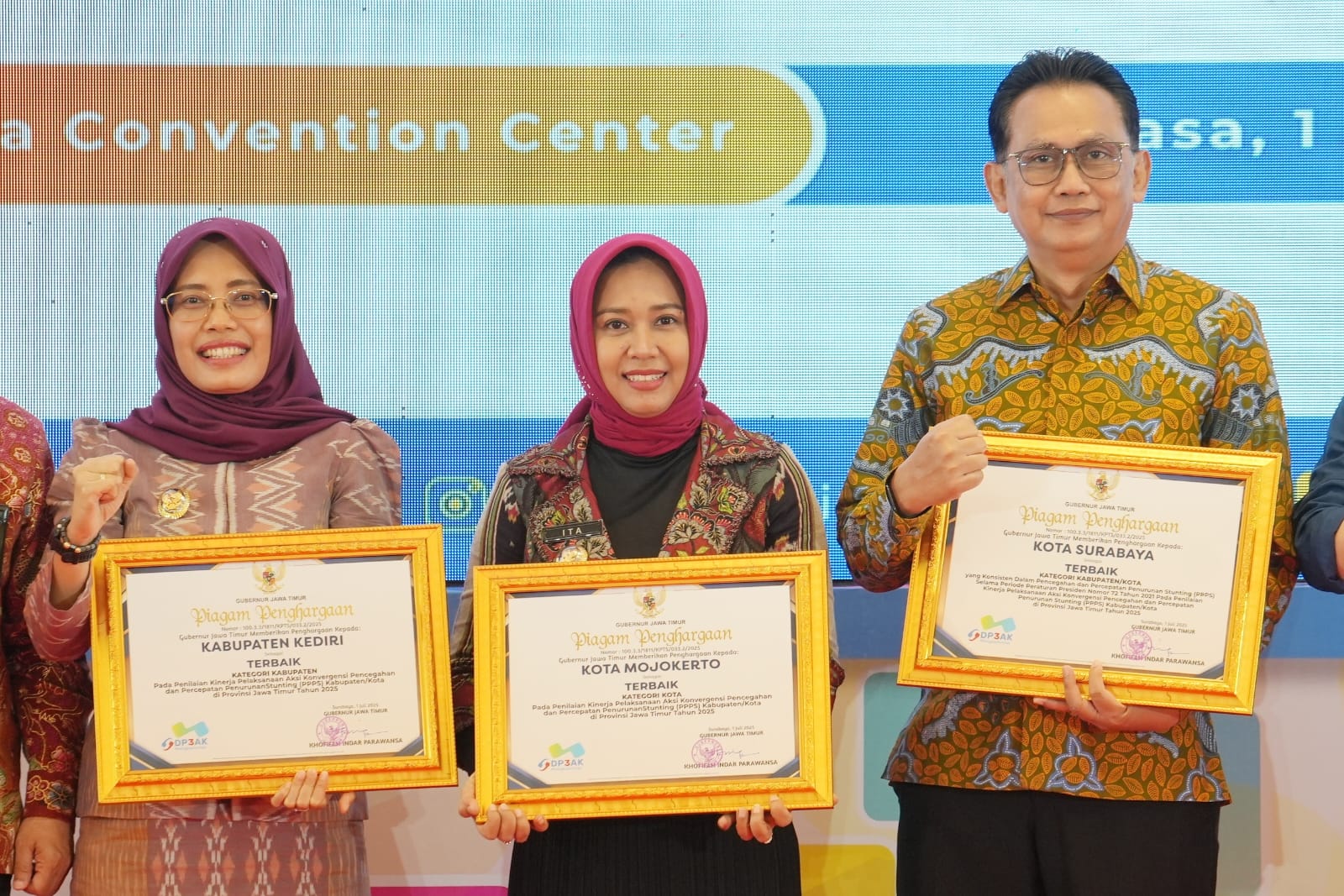 Wali Kota Mojokerto Ika Puspitasari menerima penghargaan penanganan stunting terbaik se-Jawa Timur pada Harganas 2025.