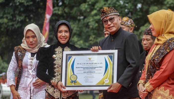 Bapperida Raih Terbaik I PPID Award Kota Mojokerto 2025, Ning Ita Tekankan Budaya Kerja Transparan