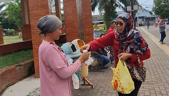 100 Nasi Bungkus Ludes dalam 20 Menit, Aksi Jumat Berkah PWI Mojokerto Tuai Antusias
