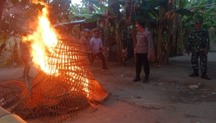 Polsek Ngoro Bakar Arena Sabung Ayam di Mojokerto, Pelaku Kabur Tinggalkan Barang Bukti