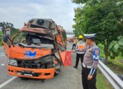 Elf Tabrak Truk di Tol Jombang-Mojokerto, Dua Penumpang Luka Berat