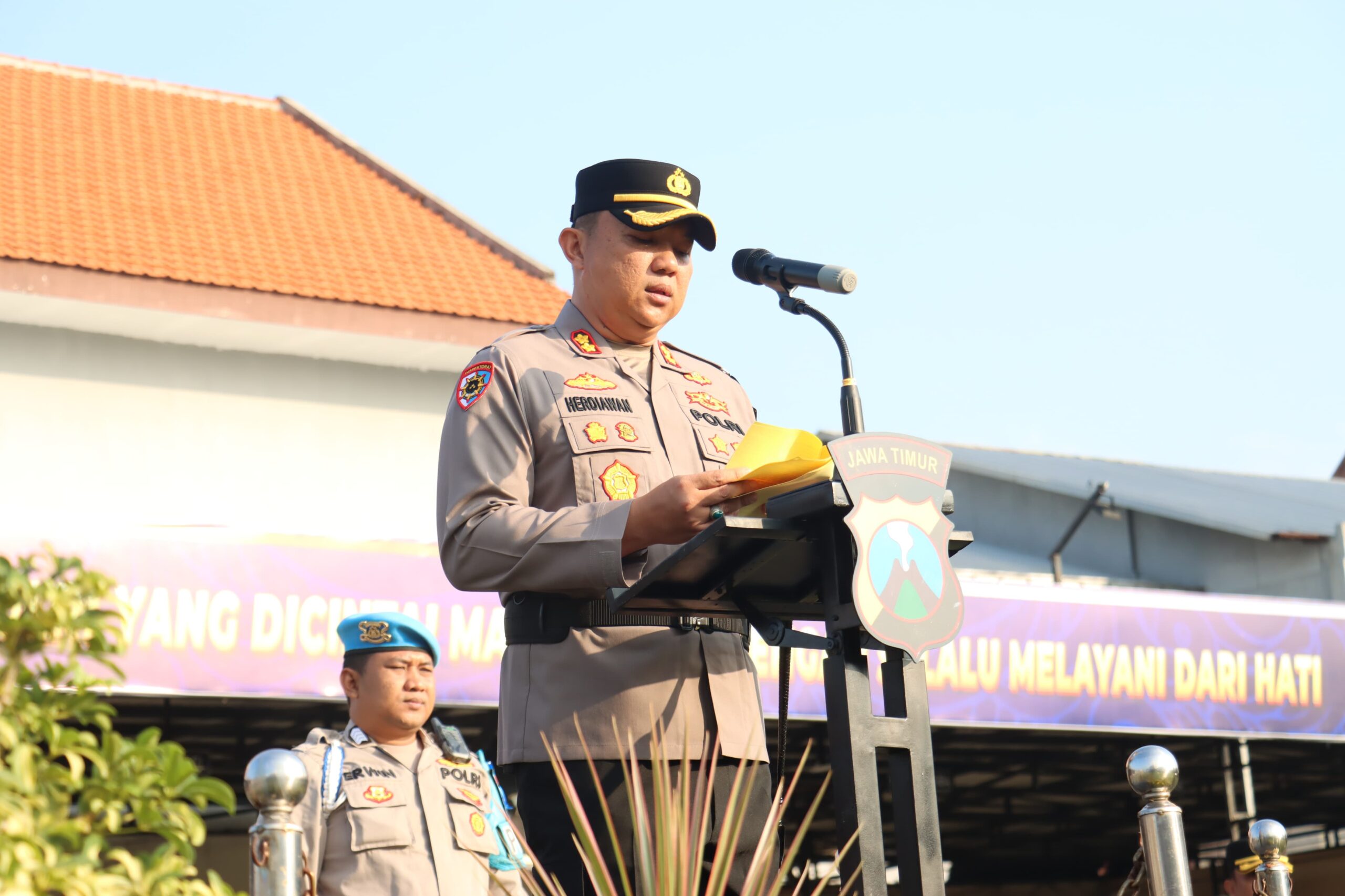 Kapolres Mojokerto Kota AKBP Herdiawan Arifianto pimpin apel Operasi Patuh Semeru 2025.