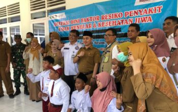 Bupati Mojokerto Muhammad Al Barra meninjau MPLS Sekolah Rakyat di Desa Terusan.