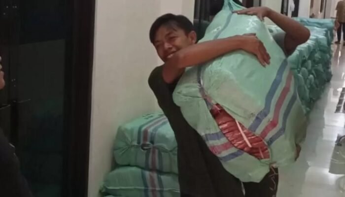 Seragam Gratis di Kota Mojokerto Mulai Dibagikan Bersama Paket Tas dan Sepatu