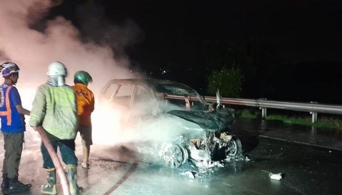 Mobil Xenia Terbakar Hebat di Tol Mojokerto–Surabaya