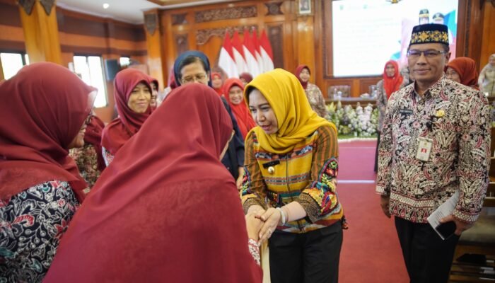 Pemkot Mojokerto Salurkan Ribuan Paket Seragam dan Perlengkapan Sekolah Gratis untuk Siswa Baru