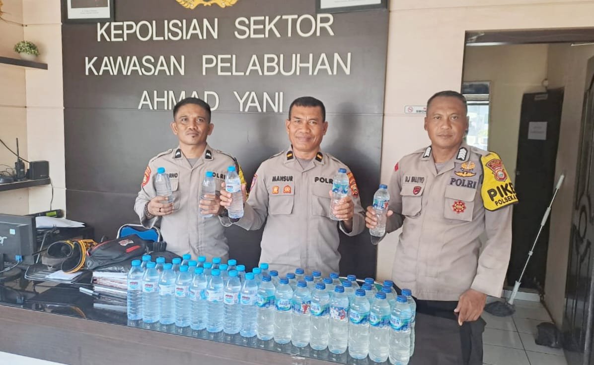 Anggota Polsek Ahmad Yani bersama barang bukti