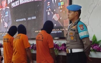 Tersangka pencurian motor saat diamankan di Mapolres Mojokerto Kota.