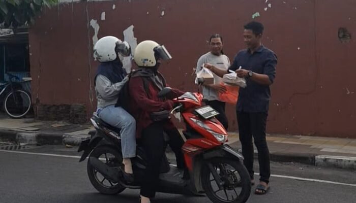 Kolaborasi PWI Mojokerto dan Sekwan Jatim dalam Jumat Berkah, 150 Nasi Kotak Dibagikan