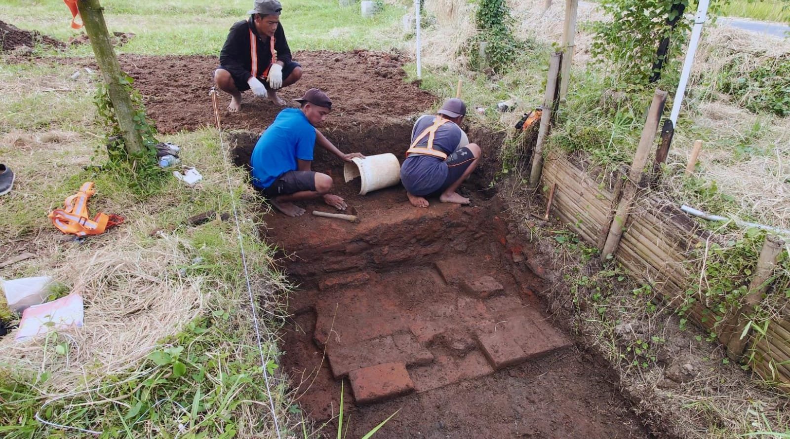 Gambar ekskavasi situs Bhre Kahuripan Klinterejo di Mojokerto, menunjukkan struktur pagar dan mandala peninggalan Majapahit