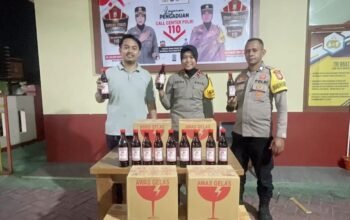 Foto botol Arak Cina yang diamankan di Pelabuhan Fery Bastiong, Ternate Selatan
