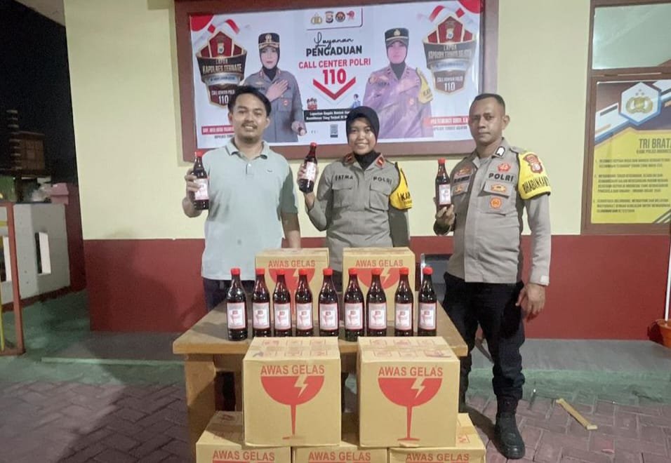 Foto botol Arak Cina yang diamankan di Pelabuhan Fery Bastiong, Ternate Selatan