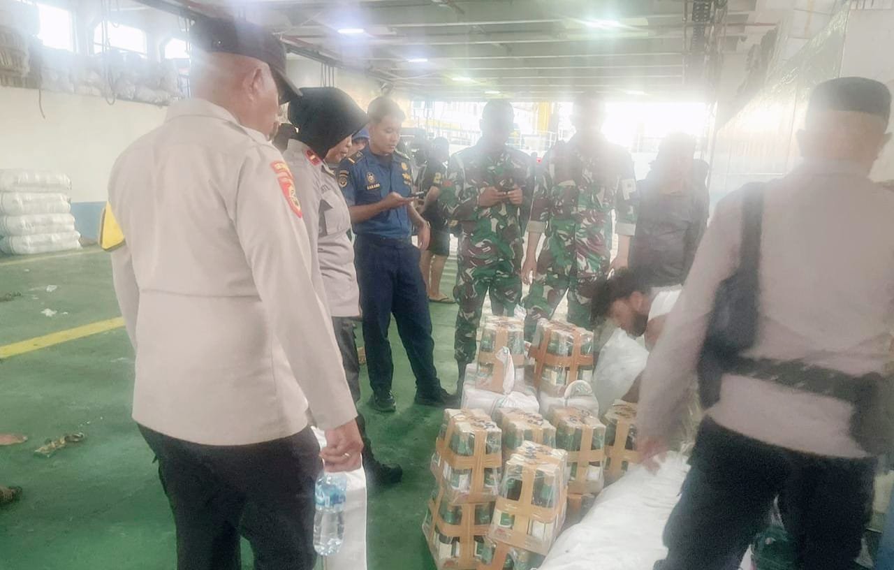 Foto botol Arak Cina yang diamankan di Pelabuhan Fery Bastiong, Ternate Selatan