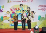Wali Kota Mojokerto Ika Puspitasari menerima Piagam Maklumat Suara Anak Indonesia dari Forum Anak Kota Mojokerto