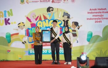 Wali Kota Mojokerto Ika Puspitasari menerima Piagam Maklumat Suara Anak Indonesia dari Forum Anak Kota Mojokerto