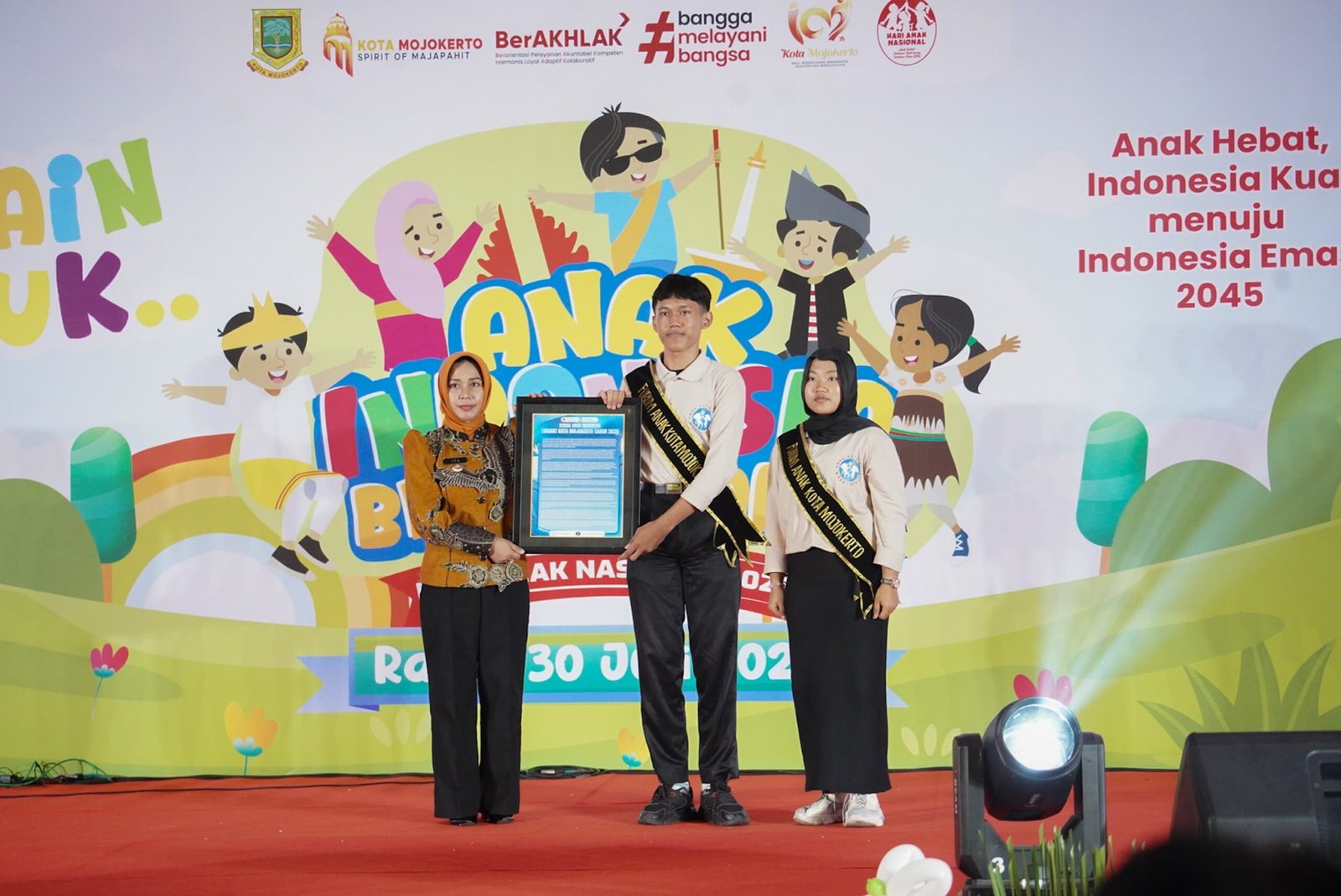 Wali Kota Mojokerto Ika Puspitasari menerima Piagam Maklumat Suara Anak Indonesia dari Forum Anak Kota Mojokerto