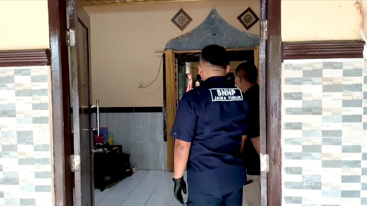 Barang bukti ganja 2,1 kg yang diamankan BNN di Mojokerto