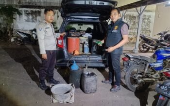 Polisi menunjukkan barang bukti jerigen dan kendaraan yang digunakan dalam kasus penimbunan BBM di Jember