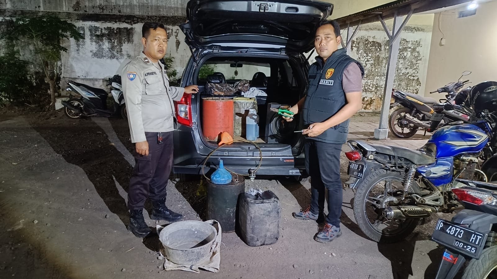Polisi menunjukkan barang bukti jerigen dan kendaraan yang digunakan dalam kasus penimbunan BBM di Jember