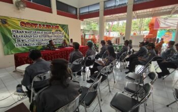 Anggota kelompok Mas Pur Kompeten mengikuti pelatihan keamanan dan deteksi dini gangguan kamtibmas di Kelurahan Purwotengah, Mojokerto.