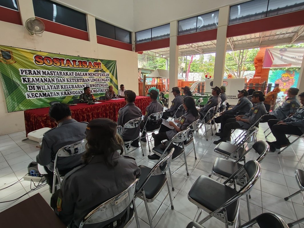 Anggota kelompok Mas Pur Kompeten mengikuti pelatihan keamanan dan deteksi dini gangguan kamtibmas di Kelurahan Purwotengah, Mojokerto.