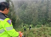Jeep Wisata Terjun ke Jurang di Jalur Bromo, Dua Wisatawan Asing Selamat