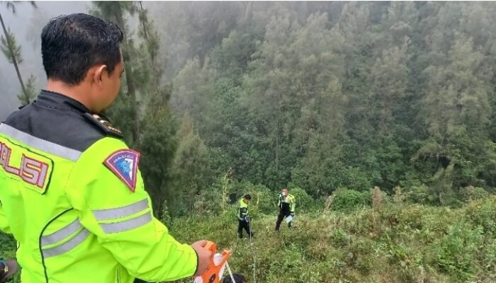 Jeep Wisata Terjun ke Jurang di Jalur Bromo, Dua Wisatawan Asing Selamat