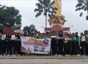 Siswa SMPN 8 Mojokerto sedang berjualan produk makanan saat CFD di Jalan Benteng Pancasila.