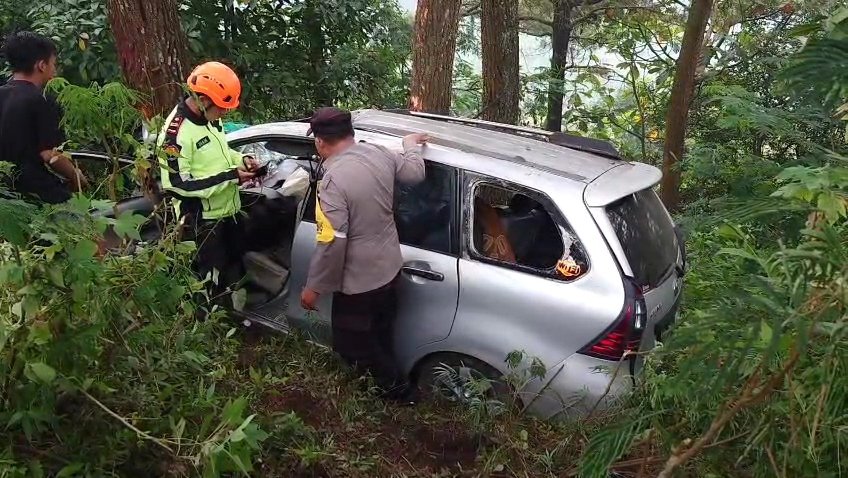Mobil Avanza masuk jurang di jalur Sendi Pacet Mojokerto