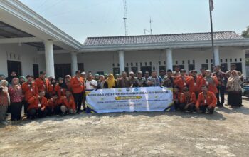 Tim Pelaksana PMM bersama Wakil Rektor sekaligus ketua tim pelaksana , Kepala Desa Palrejo dan peserta Sosialisasi Program PMM 2025