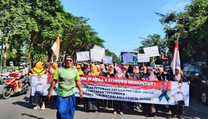 Desak Ekshumasi Jasad Alfan, Warga Kaligoro Geruduk Polda Jatim