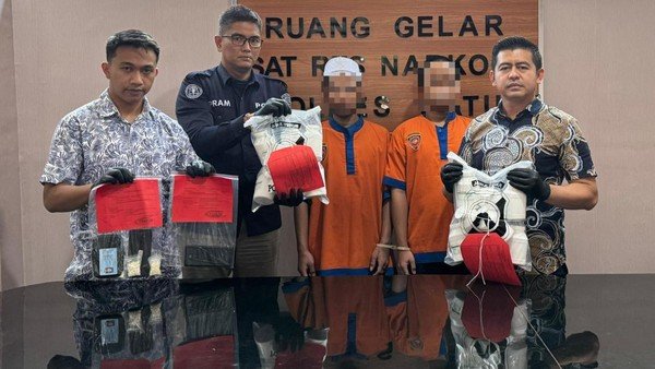Barang bukti pil double L dan HP yang diamankan Satresnarkoba Polres Batu