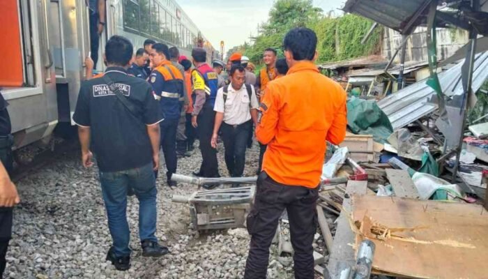 Forklift Tertabrak KA Ambarawa Express di Surabaya, Sempat Terjebak 30 Menit di Perlintasan