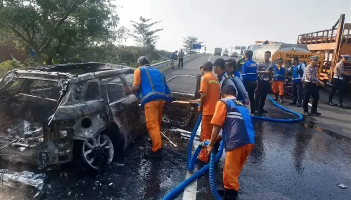 Mobil Range Rover Terbakar di Tol Pandaan–Surabaya, Diduga Akibat Rem Bermasalah